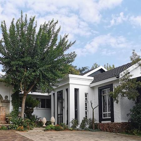 At 98 On Lynburn Guest House Pretoria-Noord Exterior foto