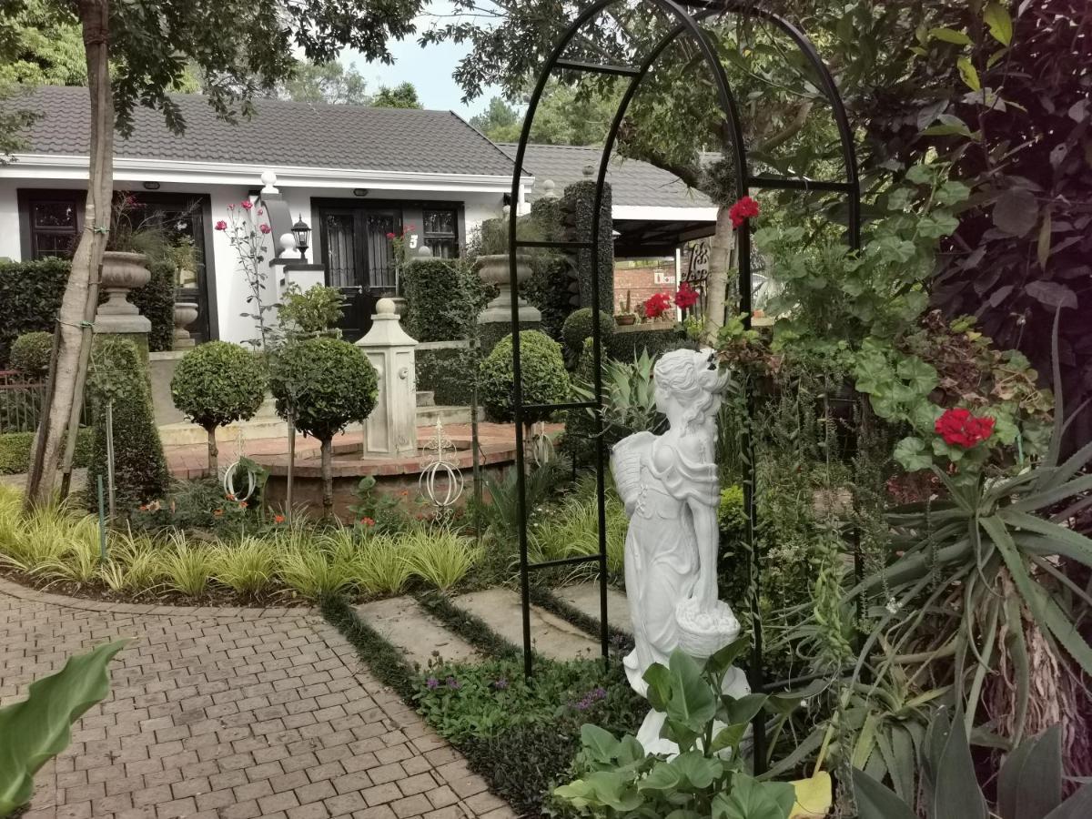 At 98 On Lynburn Guest House Pretoria-Noord Exterior foto