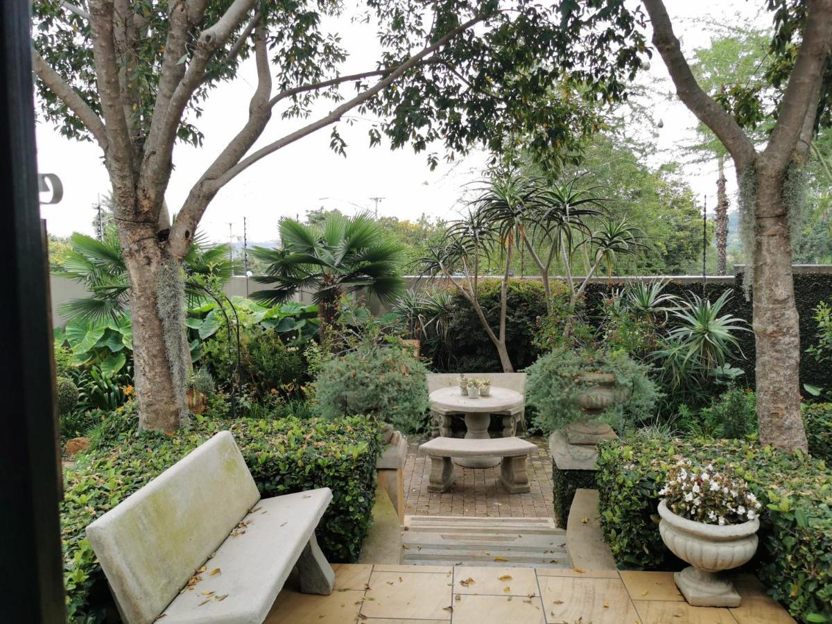 At 98 On Lynburn Guest House Pretoria-Noord Exterior foto