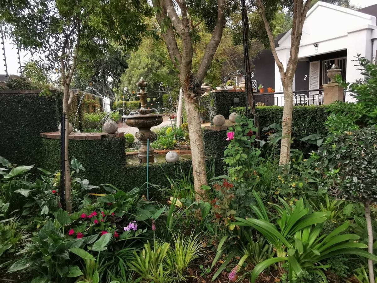 At 98 On Lynburn Guest House Pretoria-Noord Exterior foto