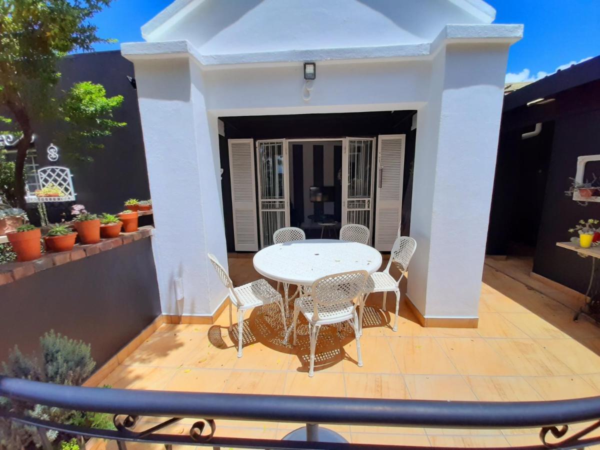 At 98 On Lynburn Guest House Pretoria-Noord Exterior foto