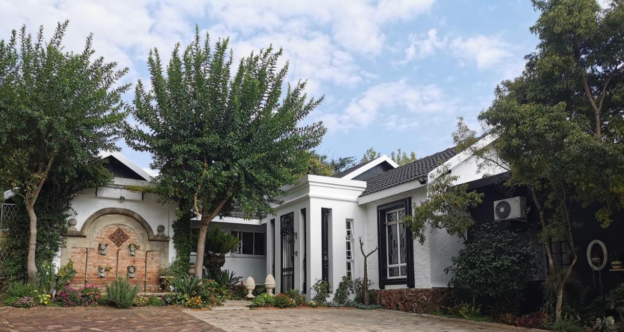 At 98 On Lynburn Guest House Pretoria-Noord Exterior foto