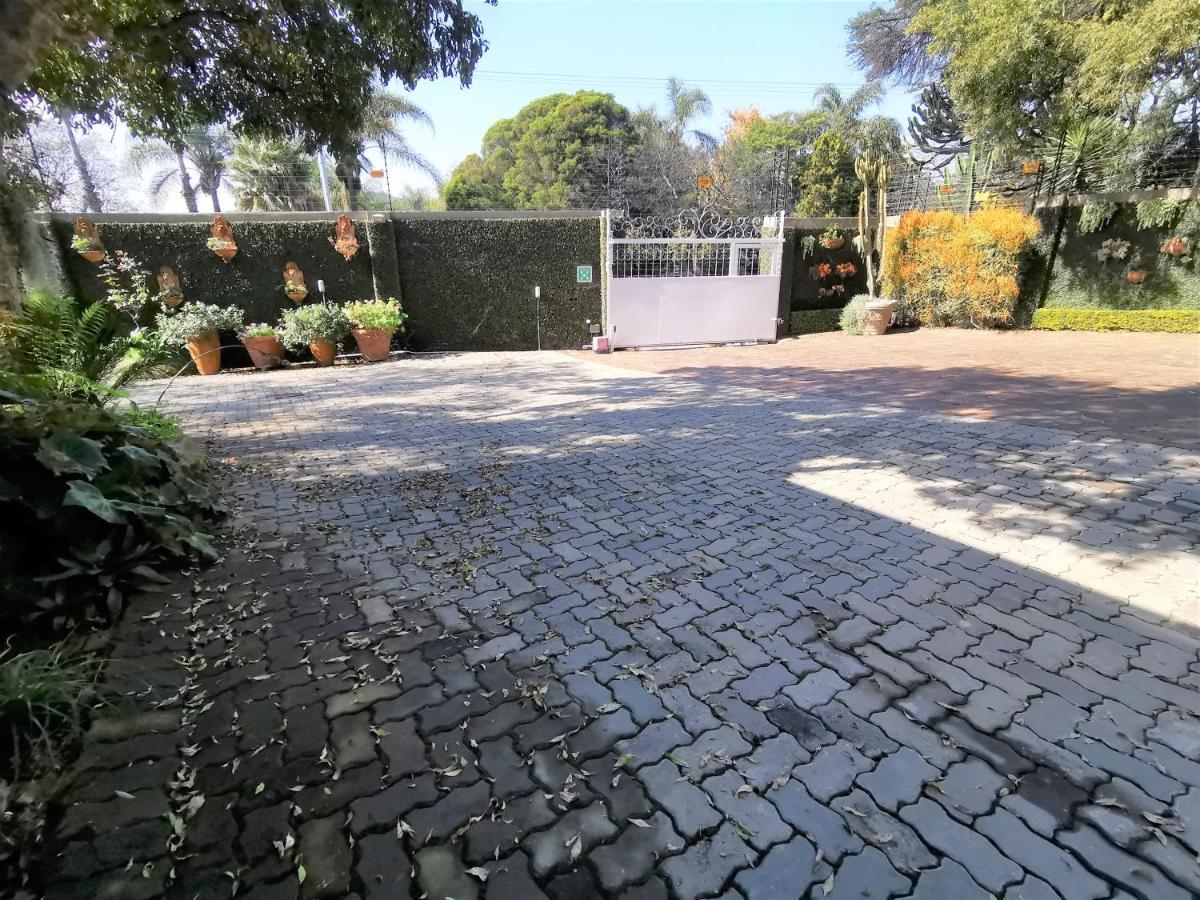 At 98 On Lynburn Guest House Pretoria-Noord Exterior foto