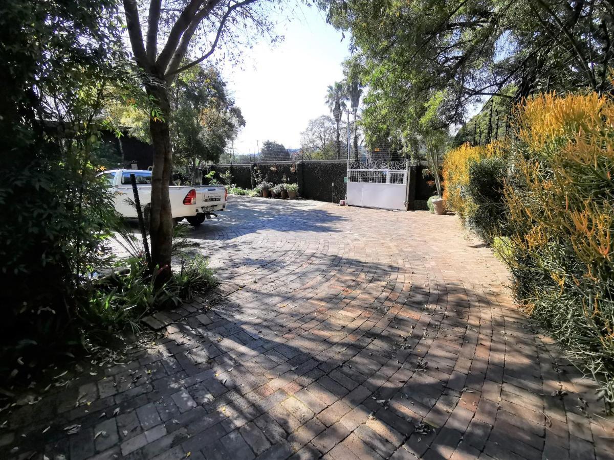 At 98 On Lynburn Guest House Pretoria-Noord Exterior foto
